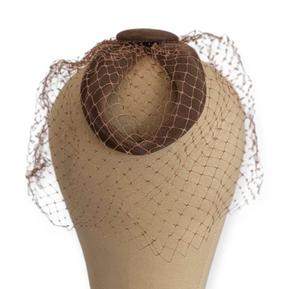 Elegant Vintage Brown Velvet Fascinator with Birdcage Lace Button Detail - Picture 3 of 7